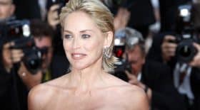 sharon-stone-a-61-ans-lactrice-saffiche-topless-en-hommage-a-basic-instinct