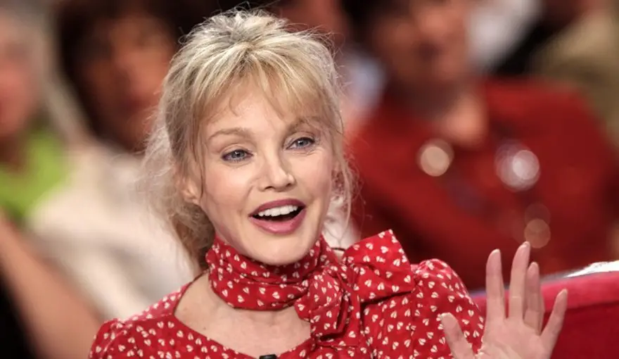 Arielle-Dombasle-parle-de-l-anatomie-stupéfiante-d-un-acteur-américain