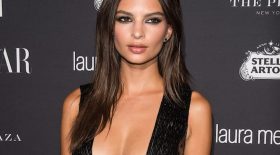 emily-ratajkowski-pour-son-anniversaire-elle-prend-la-pose-dans-un-micro-bikini-et-gate-ses-fans