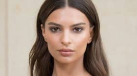 emily-ratajkowski-se-fait-reluquer-les-fesses-par-un-spectateur-inattendu