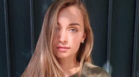 Emma Smet magnifique en maillot