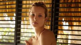 ilona-smet-une-photo-topless-est-en-petite-culotte-qui-va-rendre-david-hallyday-completement-fou