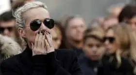 Le père de Laeticia Hallyday en garde à vue