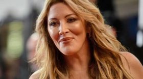 loana-cliche-topless-montre-trop