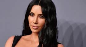 oups-kim-kardashian-se-prend-photo-avec-un-maillot-de-bain-bien-trop-petit