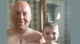 pour-soutenir-son-fils-opere-du-coeur-il-se-fait-tatouer-la-meme-cicatrice-sur-torse