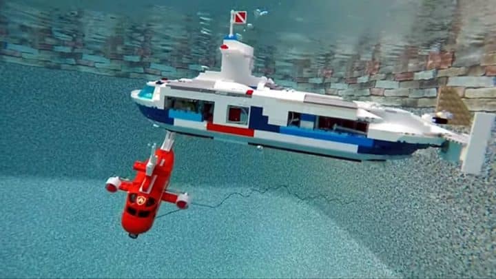 Vidéo - Un sous-marin en lego qui tire des mini-missiles fait le buzz -   - Magazine, Insolite