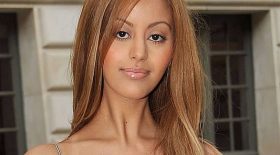 zahia-dehar-saffiche-topless-bande-annonce-une-fille-facile