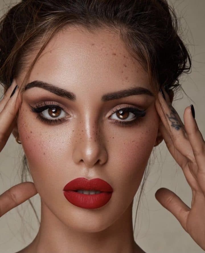 Nabilla sort sa propre marque de cosmétiques