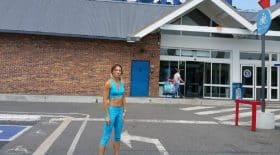 dans-ce-supermarche-la-tenue-de-cette-jeune-femme-est-jugee-inappropriee-jugez-par-vous-meme