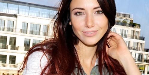 Delphine Wespiser se dévoile très sexy