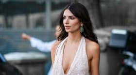 emily-ratajkowski-a-la-plage-elle-nous-offre-un-panorama-magnifique-sur-ses-fesses