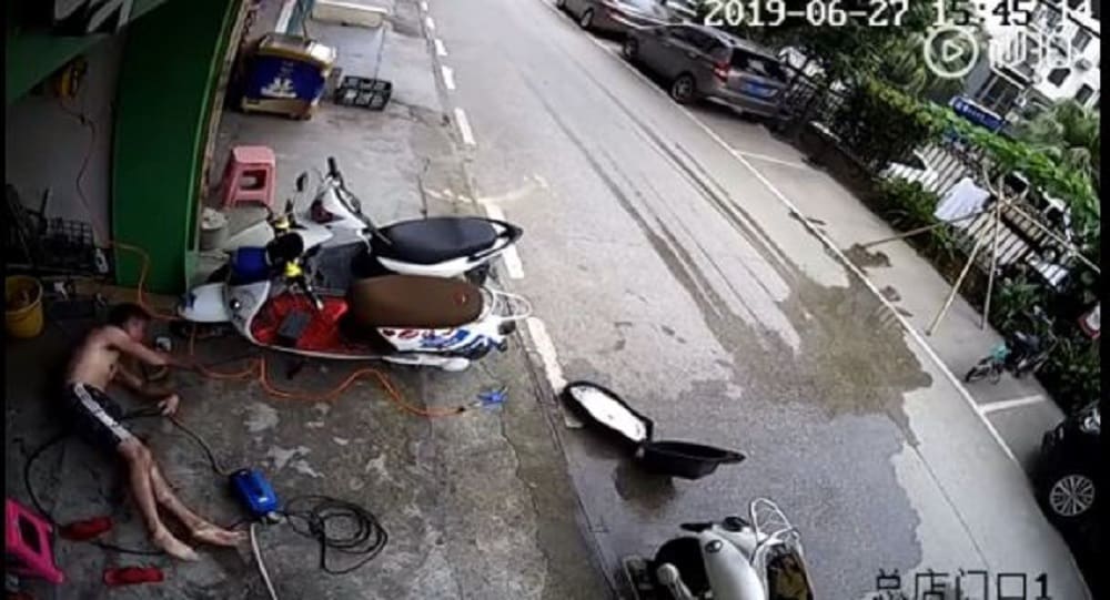 Impressionnant ! Il s'électrocute le bras et parvient à s'en sortir