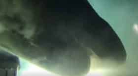 impressionnant-un-requin-prehistorique-gigantesque-attaque-un-sous-marin-en-mission