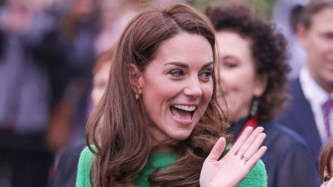 kate-middleton-ce-jour-ou-completement-emechee-elle-ne-tient-plus-sur-ses-jambes