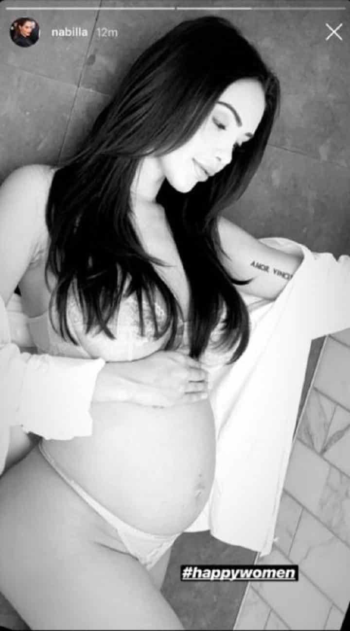 nabilla-enceinte-elle-saffiche-en-sous-vetements-sur-instagram