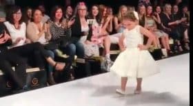petite fille défilé de mode