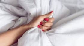 Elle se blesse le vagin avec son sextoy