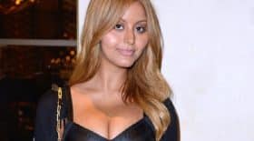 zahia-cette-robe-ridiculement-courte-qui-cache-a-peine-ses-fesses-enflamment-la-toile