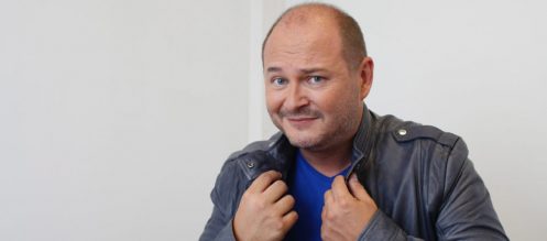 Cauet dévoile un corps musclé et sculpté