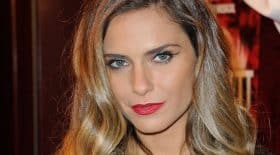 Clara Morgane enflamme la toile