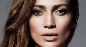 Jennifer Lopez affiche fièrement son corps à 50 ans