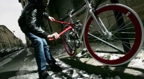 Il vole un vélo à sa voisine