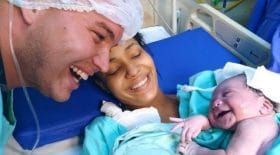 a-la-naissance-ce-bebe-sourit-lorsquil-reconnait-la-voix-de-son-pere