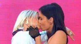 agathe-auproux-et-kelly-vedovelli-ce-baiser-langoureux-qui-enflamme-le-plateau-de-tpmp