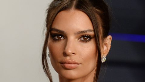 Emily Ratajkowski ose le bikini en pleine rue