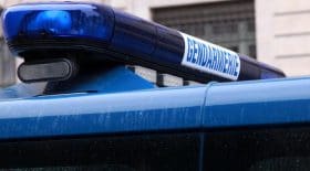 Une femme voilée poignardée par un homme
