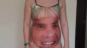 Son père lui offre un maillot particulier