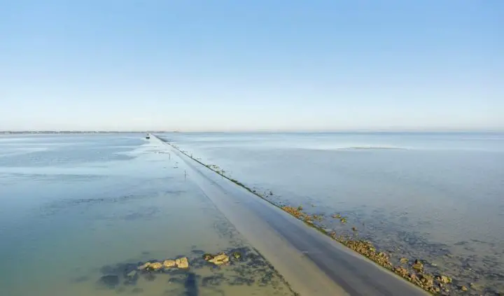 Découvrez cette magnifique route ensevelie par les eaux