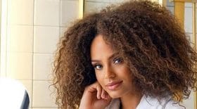 alicia-aylies-nue-dans-son-bain-notre-ancienne-miss-france-fait-monter-temperature