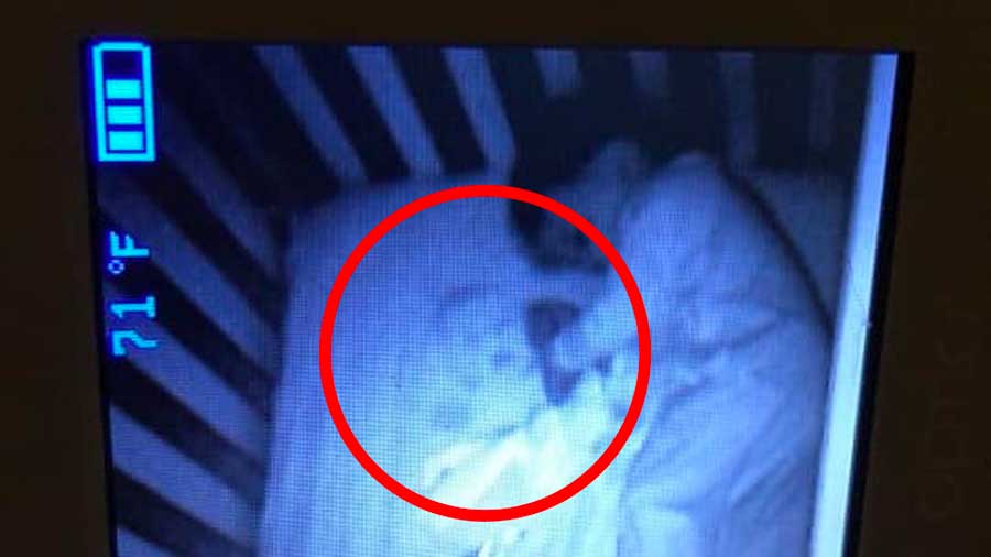 En regardant l'écran de surveillance, elle aperçoit un fantôme de bébé  dormir à côté de son fils… et elle n'a pas rêvé !