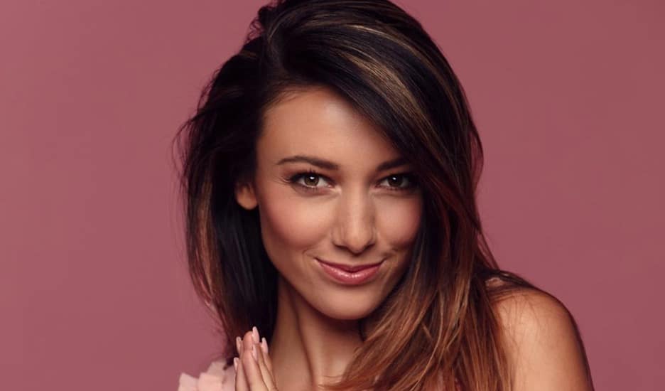 delphine-wespiser-sa-photo-topless-en-plein-paris-suscite-la-jalousie