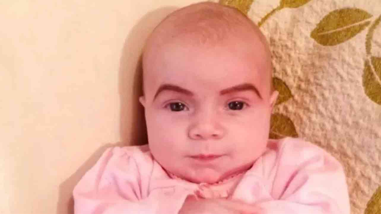 Une Maman Dessine Des Sourcils À Son Bébé Pour Lui Donner Une Bonne Leçon