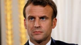 Emmanuel Macron interpellé par des militantes
