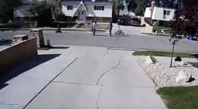 homme gifle enfants menace père