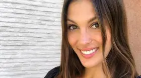 iris-mittenaere-dans-dals-elle-echange-un-baiser-langoureux-avec