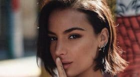 jade-leboeuf-petite-culotte-et-topless-elle-se-denude-pour-la-bonne-cause