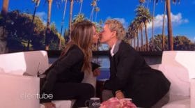 jennifer-aniston-un-baiser-sexy-entre-filles-qui-fait-jazzer