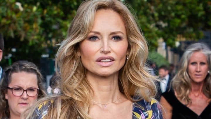Adriana Karembeu seins nus, menottée : la photo très sexy qui refait