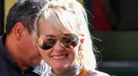 La veuve de Johnny Hallyday dévoile ses gambettes
