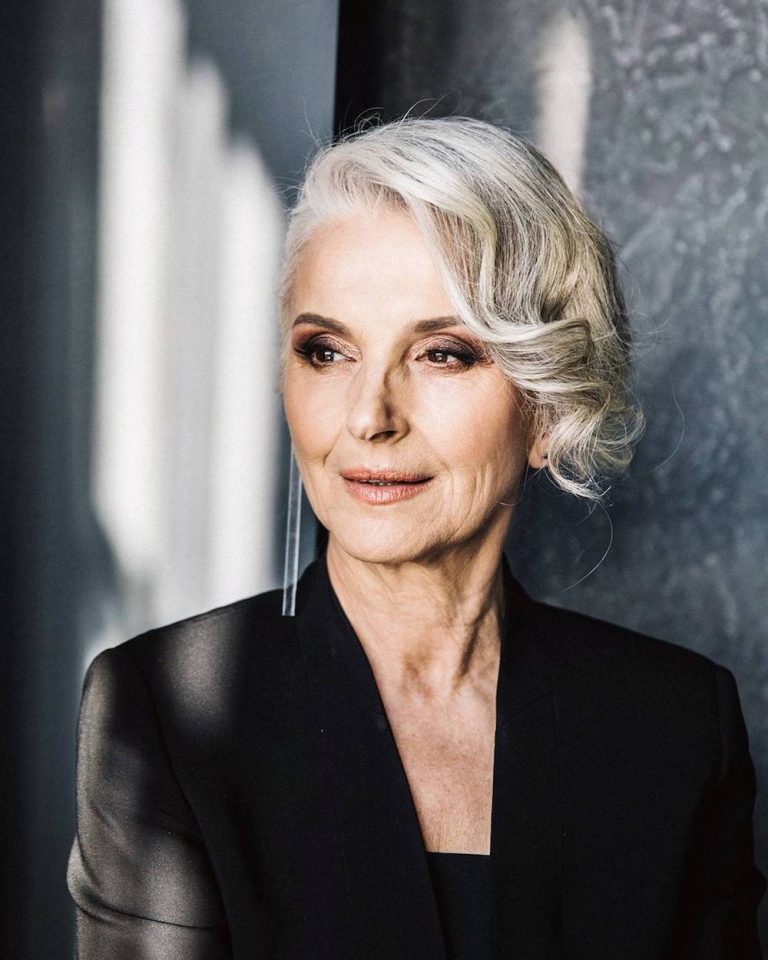 Ces mannequins seniors rayonnants nous prouvent que la beauté n'a pas d