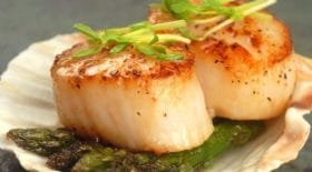 noix-de-saint-jacques-poeles-asperges-avec-une-sauce-parmesan-chorizo-recette-saison-a-tester-durgence