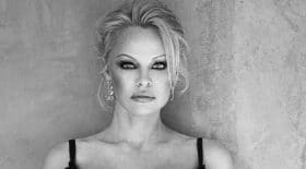 pamela-anderson-un-decollete-vertigineux-terriblement-mysterieux