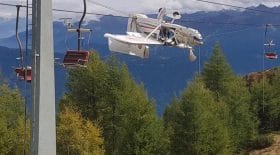 Un avion suspendu à plusieurs mètres de hauteur