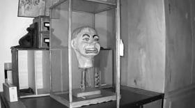 une marionnette effrayante prend vie