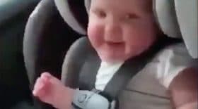Bébé qui danse sur la musique "Old town road"